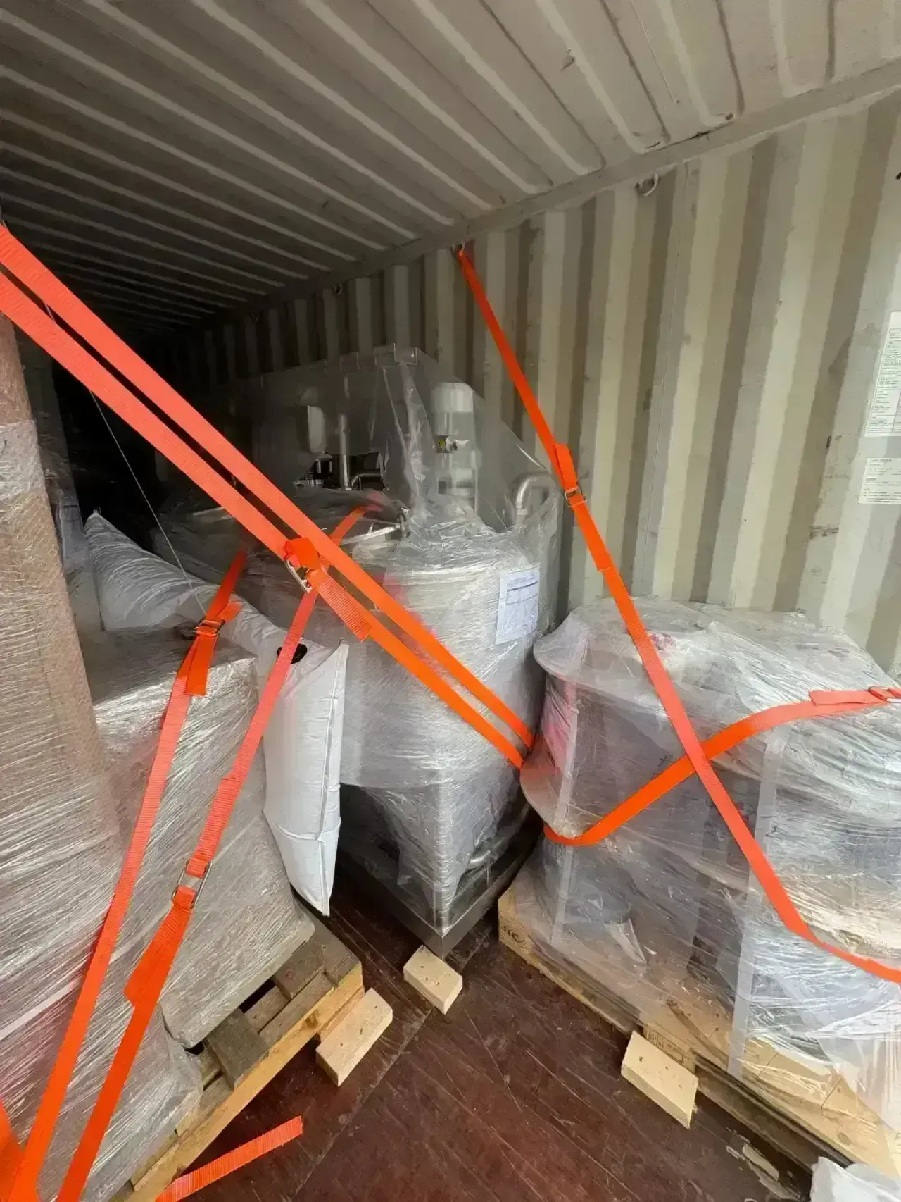 Liman sahasında konteyner içi yük sabitleme çalışması